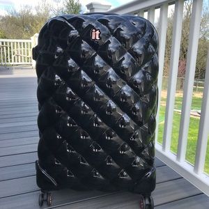 it girl luggage
